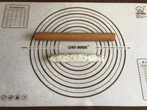 再对折，拍出空气。
对接处用手捏紧。