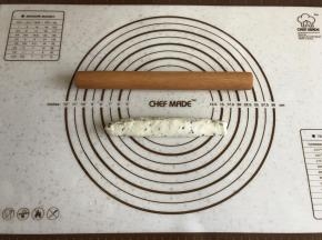 再对折，拍出空气。
对接处用手捏紧。