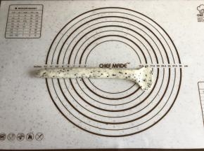 搓成22CM长的条，一头搓尖，一头压扁。