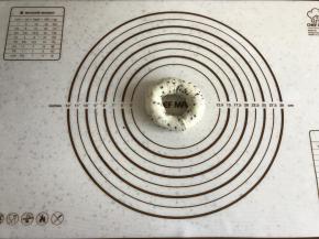 将长条围成圆圈，压扁那头将另一端的尖头包住捏紧。