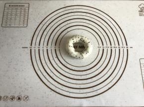 将长条围成圆圈，压扁那头将另一端的尖头包住捏紧。