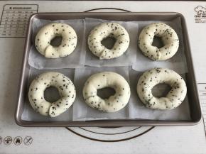 发至约1.5倍大。取出发好的面团，此时烤箱上下管190度预热。