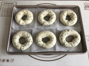 发至约1.5倍大。取出发好的面团，此时烤箱上下管190度预热。