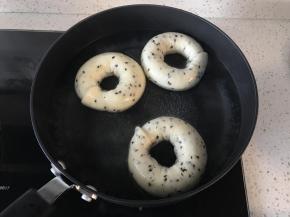 1000克水加50克细砂糖提前放入锅中煮至微滚，放入面包圈，烫20-30秒，翻面再烫20-30秒。