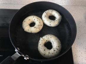 1000克水加50克细砂糖提前放入锅中煮至微滚，放入面包圈，烫20-30秒，翻面再烫20-30秒。