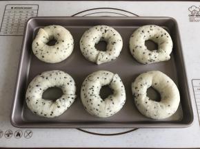 沥干水份后放入烤盘。