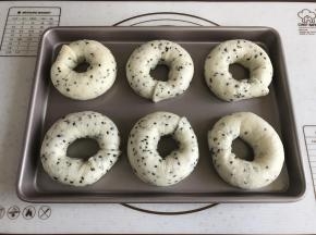 沥干水份后放入烤盘。