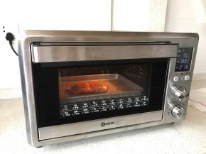 放入事先上管175度下管180度预热好的东菱岩烤烤箱内，烘烤20分钟左右