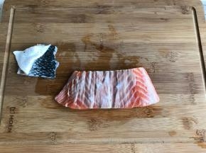 新鲜的三文鱼柳洗净后去皮。