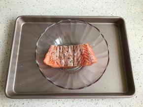 反面向上放入合适的容器里，撒适量海盐和黑胡椒，并用手指稍加按摩。