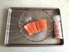 将鱼翻身，再撒一层海盐。