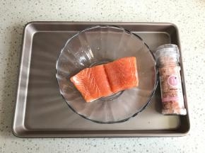 将鱼翻身，再撒一层海盐。