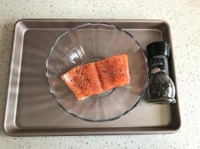 并撒上黑胡椒。