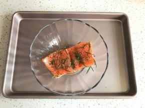 加入朗姆酒、橄榄油，以及迷迭香叶。