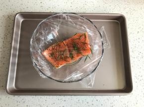 用手指给鱼身稍加按摩后盖上保鲜膜，放入冰箱冷藏过夜。