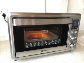 三文鱼腌制后放入烤箱内烤至8分熟。