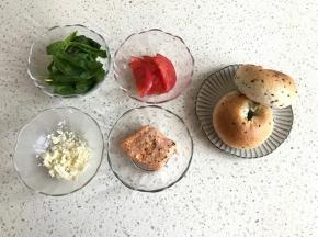 番茄切6块薄片，菠菜洗净拭干切成2-3厘米段。