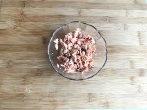 取三文鱼肉70克，用勺子把鱼肉弄散。