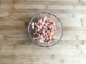 取三文鱼肉70克，用勺子把鱼肉弄散。