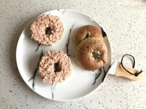 面包圈上先抹上鱼酱。