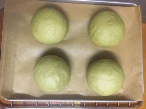 面团准备好了，二次发酵，烤箱没有发酵功能，室温发酵