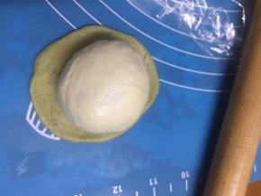 绿色面团擀平包好