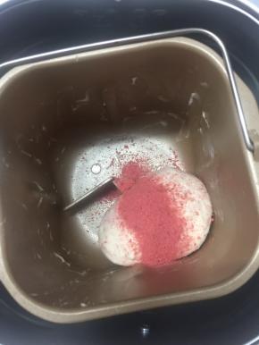 按6:4:5（红，白，绿），将面团分成三份，倒入粉和面，发现草莓粉好难和，放了20克还没红