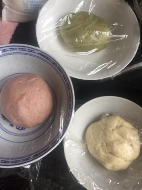 三个面团盖保鲜膜发酵，夏天直接放厨房就可以了