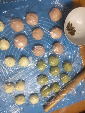 每种面团平均分成八个