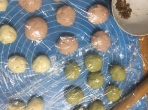 每种面团平均分成八个