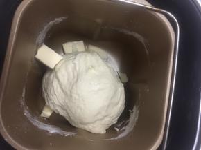 放入黄油，再和面一次