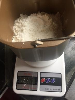 除黄油外的面包材料放入面包机桶，和面一次，我的面包机是十分钟一次