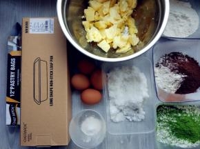 称量好各种食材，黄油切小块，在室温下软化