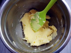 加细砂糖和盐，用刮刀拌匀，以免打发黄油时飞溅