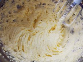 用电动打蛋器打发到颜色变浅，体积膨胀的程度