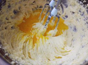 分次加入全蛋液，每次都搅打到完全融合