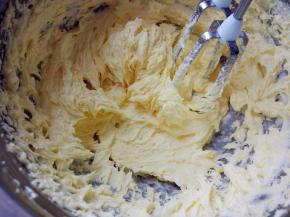 直到蛋液全部搅打融合