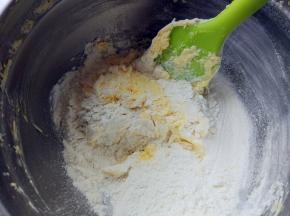 预热烤箱，上下火180度，10分钟，启动。将第5步做好的黄油糊分成三份，其中一份筛入标注A的低筋粉和无铝泡打粉
