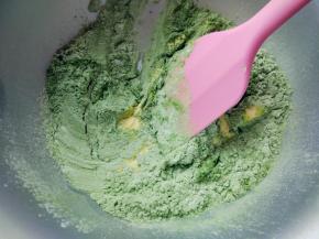 另一份筛入标注B的低筋粉、抹茶粉和无铝泡打粉