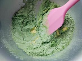 另一份筛入标注B的低筋粉、抹茶粉和无铝泡打粉