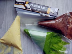 将蛋糕糊装入学厨裱花袋中，剪小口，排出空气