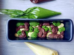 在模具内将三种颜色的蛋糕糊间隔着随意堆在一起