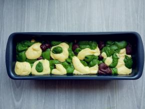 颠动几下，让蛋糕糊之间更紧密