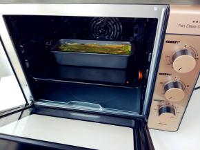 放入预热好的烤箱中，上下火185度烤35-40分钟左右