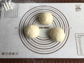 将面团进行排气后，分割成3份、滚圆后松弛15分钟。