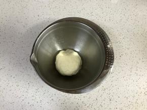 再放入面包粉，手揉和成团后，盖上保鲜膜放入冰箱冷藏一夜。