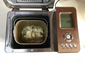 主面团材料除黄油外放入东菱6D面包机内，发好的中种撕成块也放进去，和面10分钟。