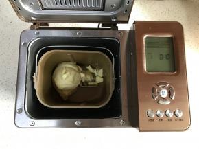 然后加入软化的黄油，继续和面15分钟。