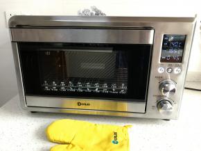 预热结束，将吐司盒放入东菱烤箱，烘烤约40分钟。