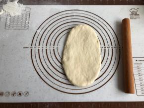 取一面团，擀成椭圆形。